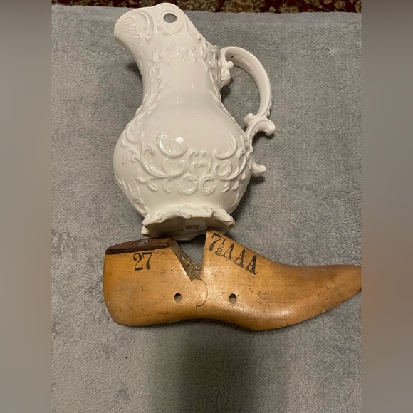 Pitcher and wooden shoe knick knacks - Picture 1 of 5